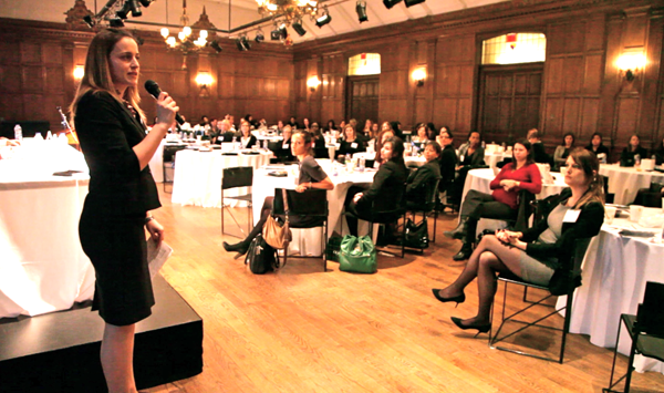 La présidente de l'AJBM, Me Marie Cousineau, s'adresse aux participantes.